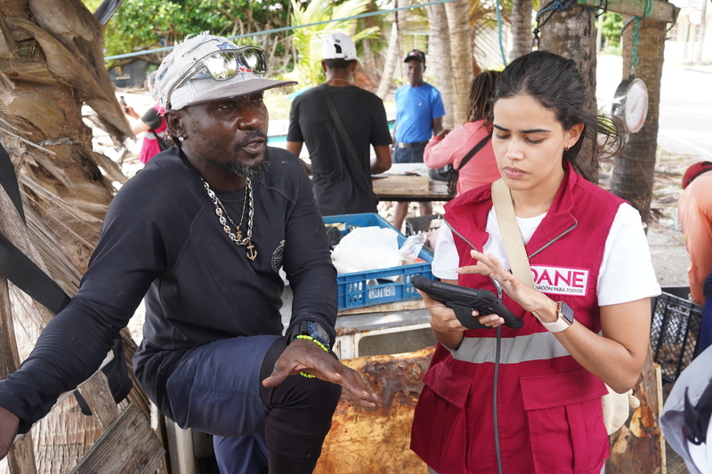 DANE explicando a pescadores como participar en Invitación pública