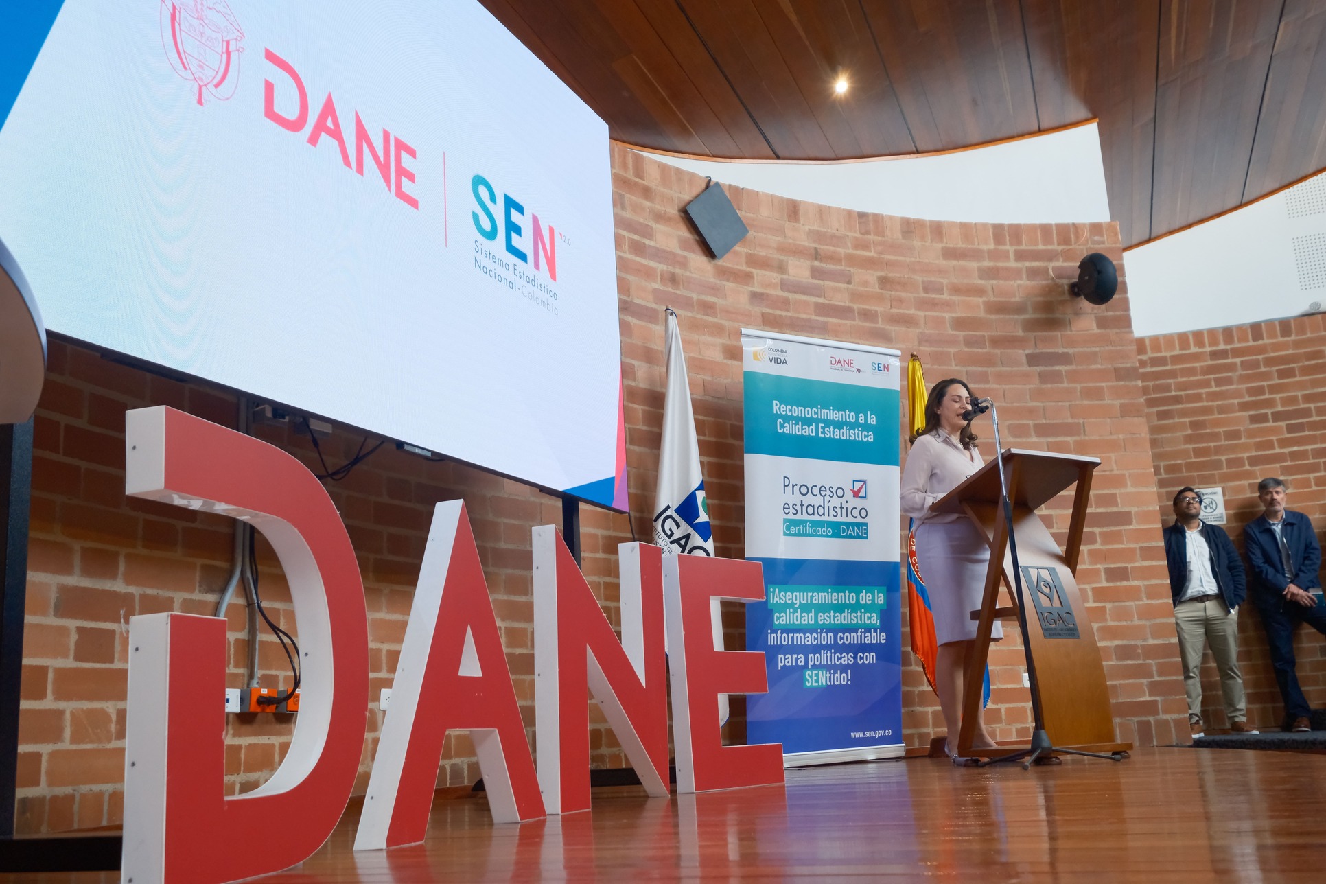 Descripción Foto: Piedad Urdinola, directora del DANE, durante su discurso de apertura de la ceremonia de entrega de certificaciones de calidad estadística