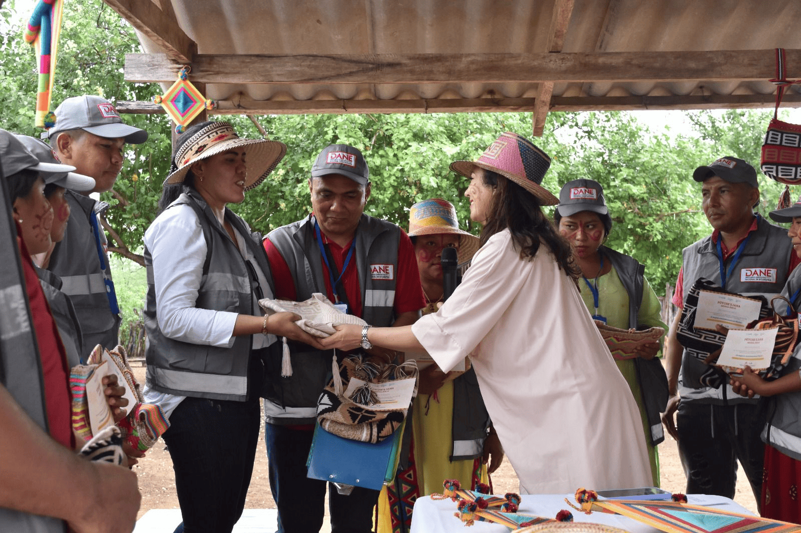 Imagen de la directora piedad Urdinola con encuestadores territoriales Imagen de la directora piedad Urdinola con encuestadores territoriales