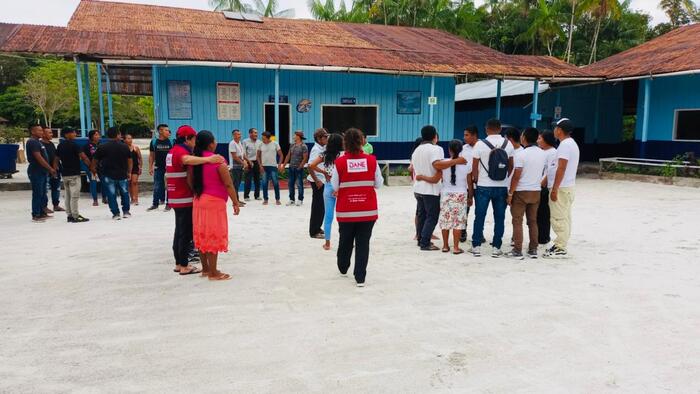 Fotografía de la comunidad del resguardo Isana-Cuari acompañados por funcionarios del DANE