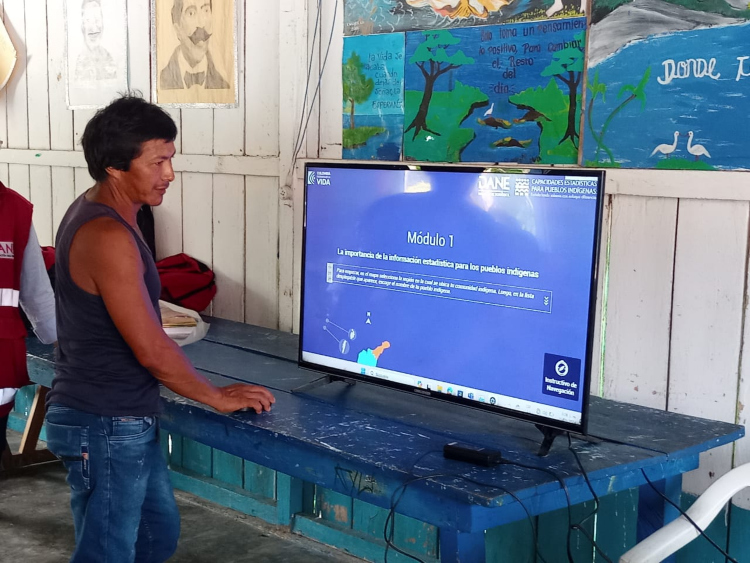 Taller de fortalecimiento estadístico en el resguardo Isana-Cuari Imágen de un miembro de la comunidad Isana-Cuari asistiendo al taller de fortalecimiento estadístico
