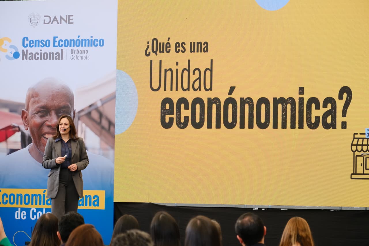 B. Piedad Urdinola, Directora del DANE, explicando los conceptos del Censo Económico