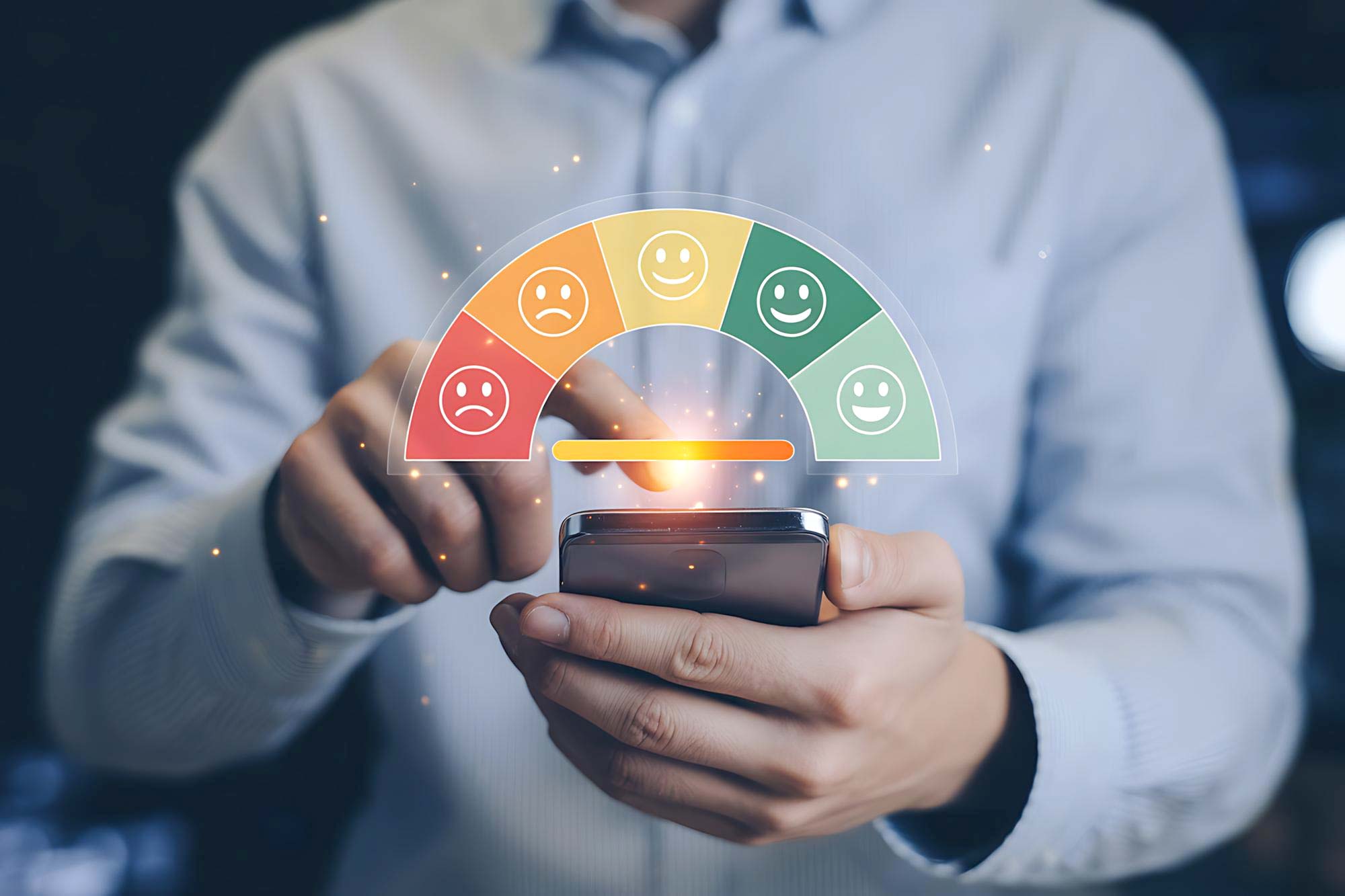 Persona utilizando un teléfono inteligente mientras selecciona una opción en un indicador gráfico de satisfacción con diferentes niveles de valoración.