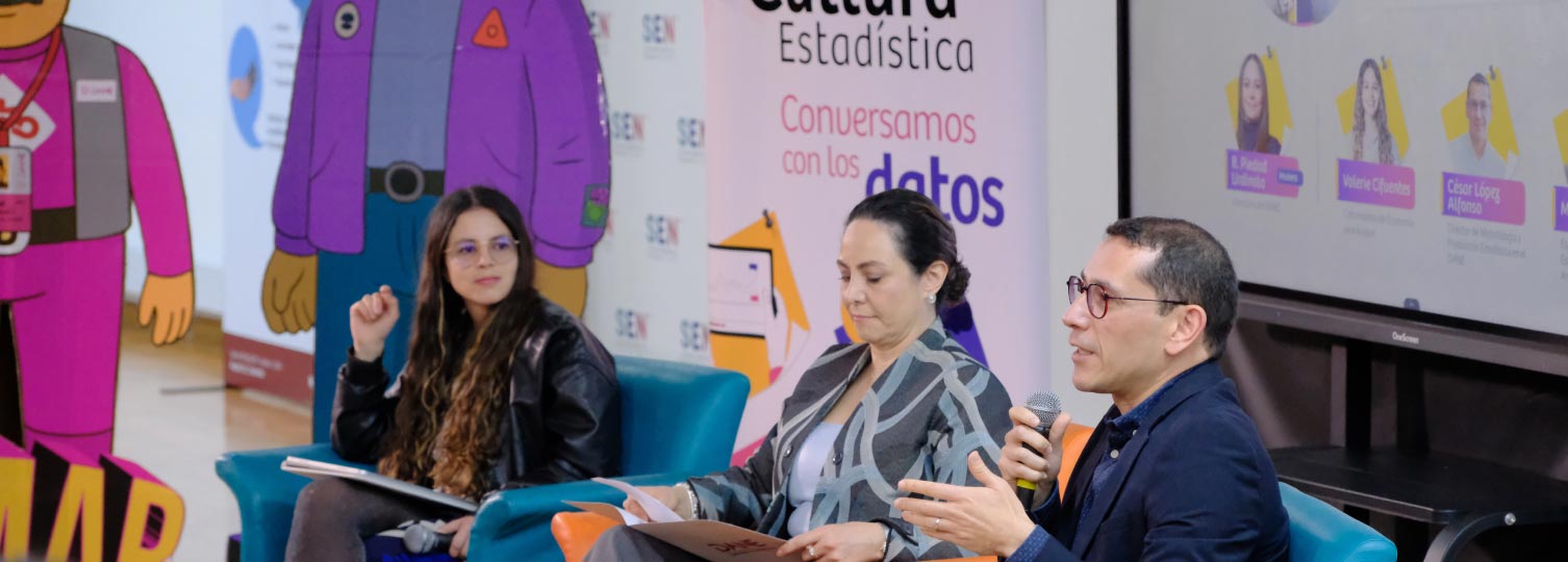 Directora del DANE, Piedad Urdinola Contreras junto a un panelista en un seminario del DANE