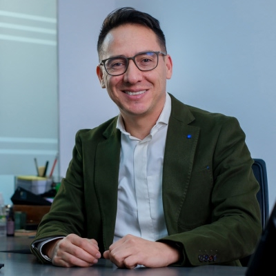 Fotografía de la persona a cargo de la oficina de sistemas
