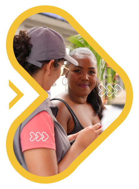 Muejeres representando la recolección digital de datos del Censo Económico Nacional Urbano de Colombia