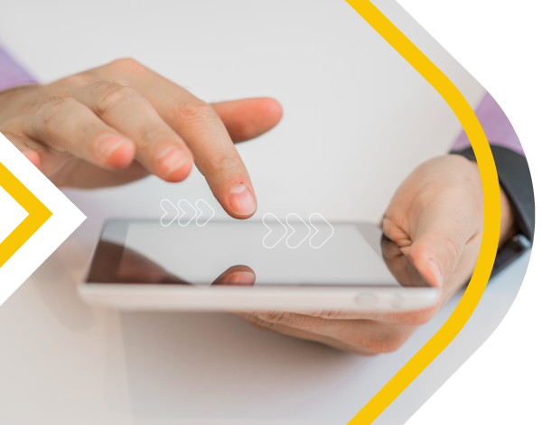 Persona usando una tableta, representando la recolección digital de datos del Censo Económico Nacional Urbano de Colombia