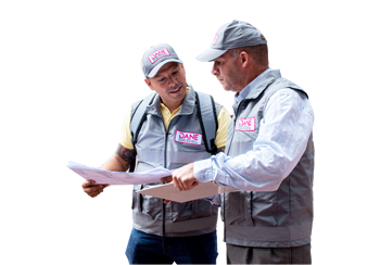 Personal operativo oficial con credenciales para verificación