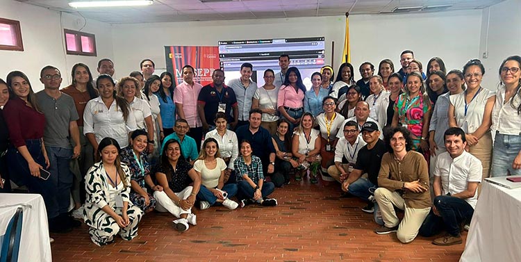 Fotografía de la directora del DANE, Piedad Urdinola, y el Comité Técnico de Información del MESSEP