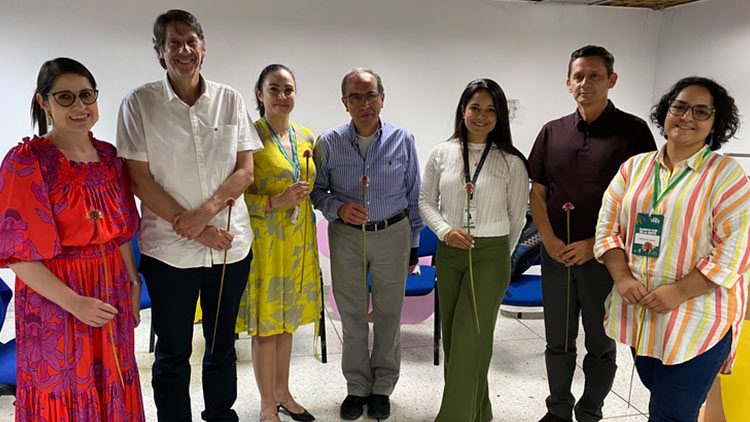 Fotografía de la Directora del DANE junto a asistentes de la COP16