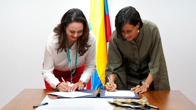 Fotografía de la DIrectora del DANE y la Ministra del Medio Ambiente y Desarrollo Sostenible firmando un acuerdo que representa un avance clave en la gestión ambiental del país