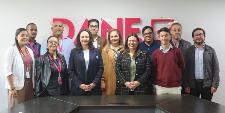 Fotografía de delegación de la Oficina Nacional de Estadística e Información (ONEI) de Cuba y del Departamento Administrativo Nacional de Estadística, DANE