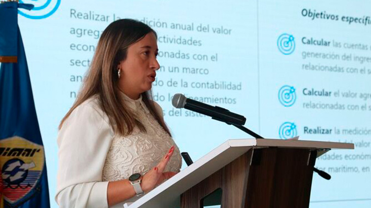 Nueva Cuenta Satelite del Sector Maritimo Fotografía de funcionaria de la Dirección General Marítima (DIMAR) hablando desde atril