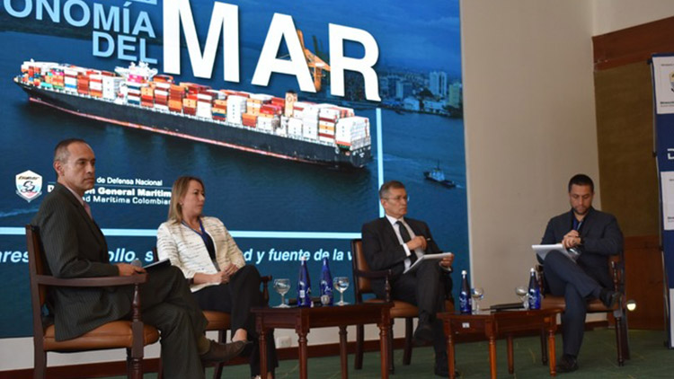 Nueva Cuenta Satelite del Sector Maritimo Fotografía de delegados del DANE y la Dirección General Marítima (DIMAR), una mujer y tres hombres.