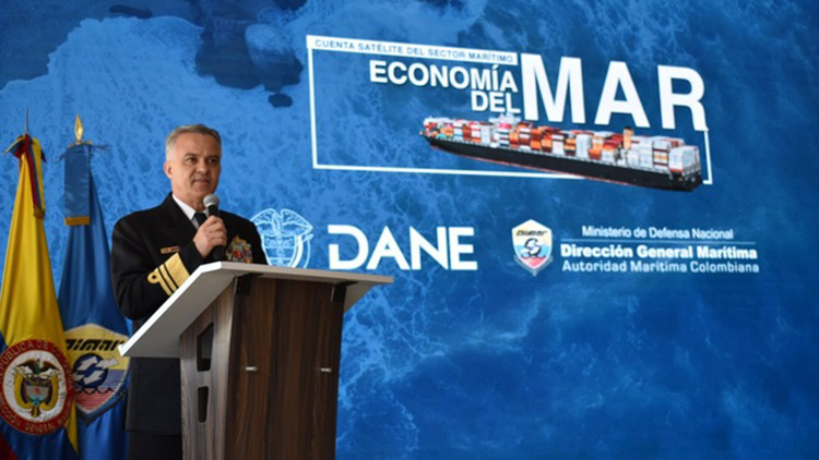 Nueva Cuenta Satelite del Sector Maritimo Fotografía de funcionario de la Dirección General Marítima (DIMAR) hablando desde el atril, lleva uniforme de la Autoridad Marítima Colombiana