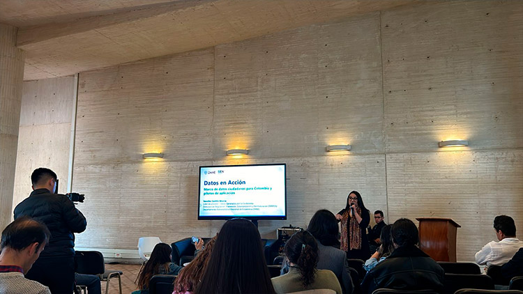 Fotografia de asistentes a la presentación de la Dirección de Regulación, Planeación, Estandarización y Normalización (DIRPEN) del DANE en la primera edición del Festival de Datos de Bogotá, 2024