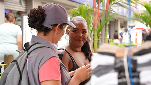 Encuestadora del DANE recolectando información estadística de una ciudadana